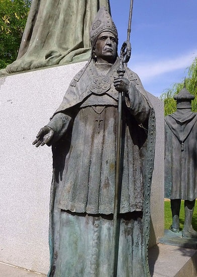 Estatua del cardenal Cisneros en Navalcarnero, Madrid