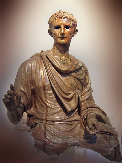 Fragmento de una estatua ecuestre de Augusto conservada en Atenas