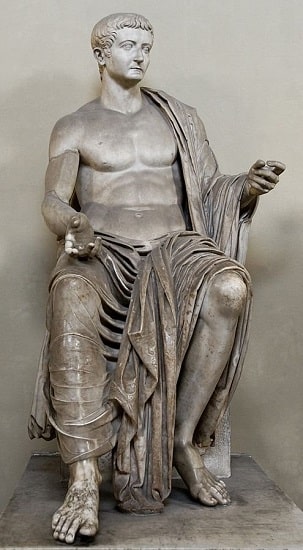 Estatua sedente de un soberano de Roma conservada en los Museos Vaticanos