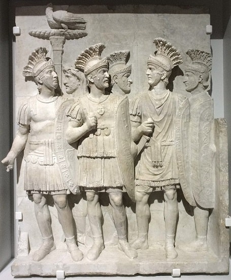 Relieve de mediados del siglo I d.C. en el que aparecen pretorianos como los del libro de Arturo Sánchez Sanz