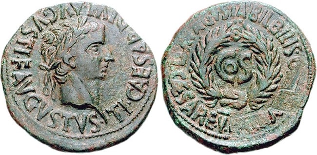 Moneda en la que se ve como la inscripción a Lucio Elio Sejano (derecha) fue borrada tras su ejecución