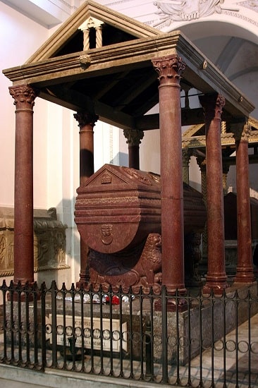Tumba y sarcófago de Federico II de Hohenstaufen en la catedral de Palermo Wikimedia Commons
