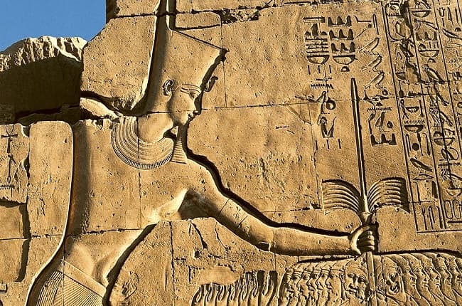 El faraón guerrero Tutmosis III golpeando a sus enemigos en un bajorrelieve del templo de Karnak