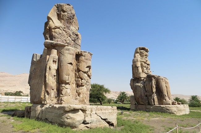 Colosos de Memnón, una de las obras de Amen-hotep III que ha sobrevivido hasta nuestros días