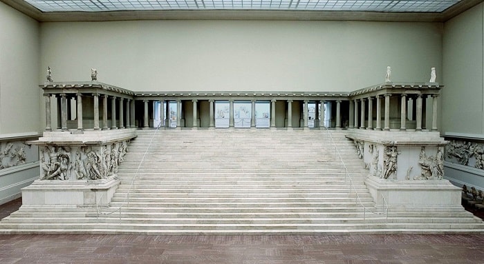 El Altar de Pérgamo tal y como está expuesto actualmente en el Museo de Pérgamo en Berlín