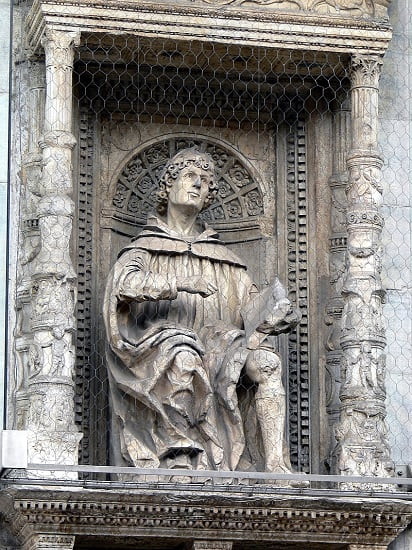 Estatua de Plinio el Viejo, que habló sobre los perros en la antigua Roma, en la catedral italiana de Como