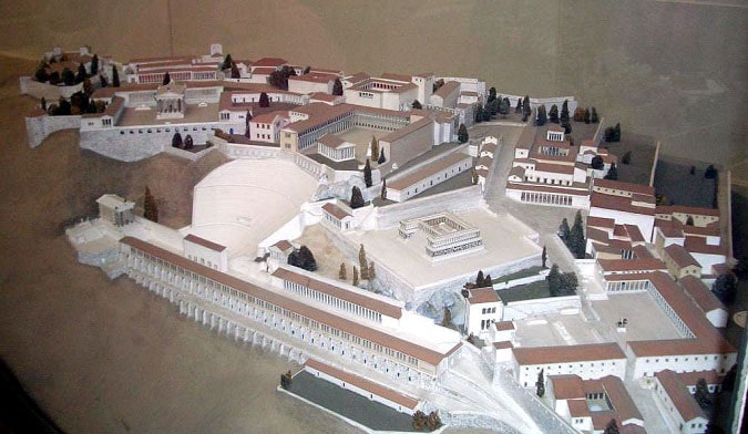 Maqueta que recrea la acrópolis de la ciudad de Pérgamo en su mejor momento, con el reinado de Eumenes II. Está actualmente expuesta en el Museo de Pérgamo de Berlín