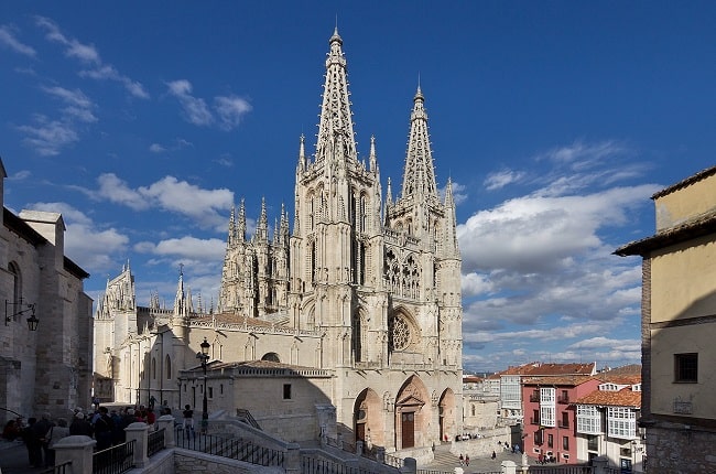 Fachada de la catedral gótica de Burgos, un ejemplo inequívoco y certero de lo "involucionada" que estaba la arquitectura medieval...