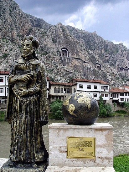 Estatua de Estrabón expuesta en la actual Amasia, su ciudad natal