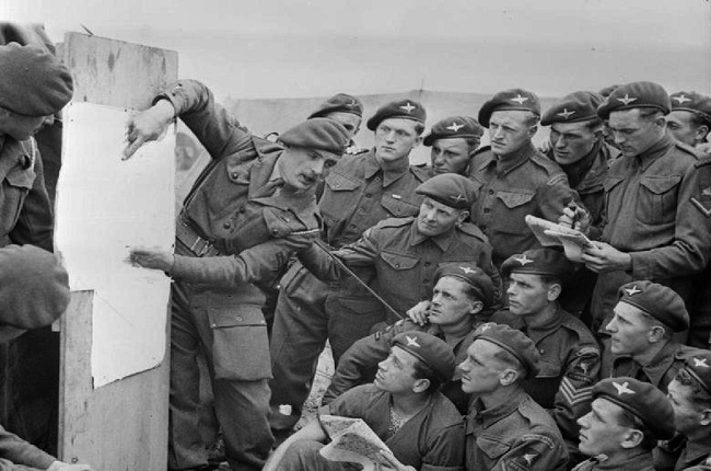 Paracaidistas británicos de la 6.ª División Aerotransportada recibiendo instrucciones para la invasión (4-5 de junio de 1944)