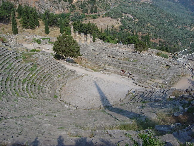 Vista del teatro griego de Delfos. Su construcción se realizó aprovechando el desnivel de la ladera sobre la que se sitúa