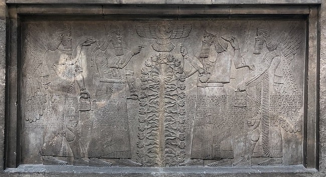 Representación en relieve del árbol de la vida, símbolo mesopotámico posiblemente relacionado con la planta del cannabis en la antigüedad