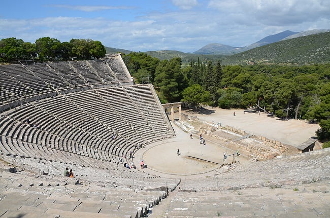 El teatro de Epidauro es el más perfecto de cuantos se hicieron en la antigua Grecia y tenía capacidad para 12.000 espectadores. De él también se habla en "Historia Oxford de Grecia y el mundo helenístico"