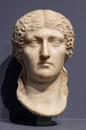 Estatua de Agripina la mayor conservada en el Museo del Louvre de París