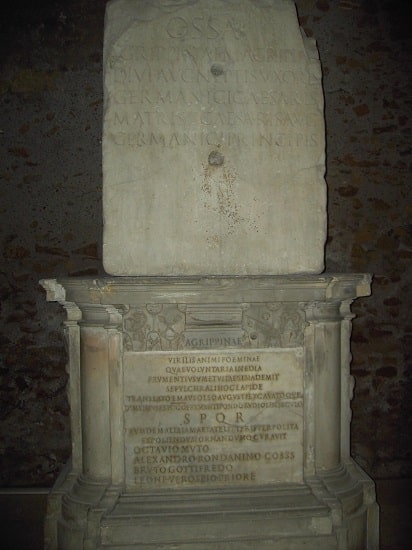 Estado actual de la lápida de Agripina la mayor, conservada en la actualidad