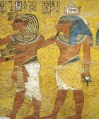 Tutankamón abraza al dios Osiris