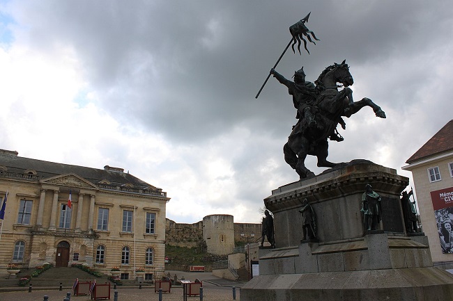 Estatua de Guillermo el conquistador en Falaise Normandía, su lugar de nacimiento