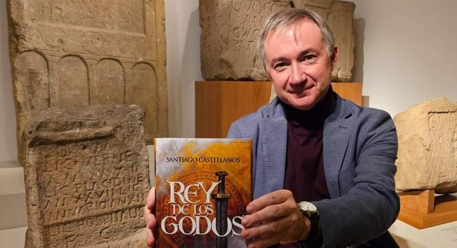 Santiago Castellanos posando con un ejemplar de su novela histórica Rey de los godos