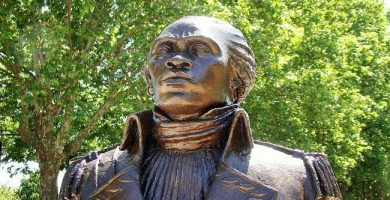 Busto de Toussaint Louverture expuesto en una calle de Francia