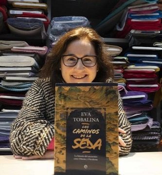 Eva Tobalina posando con un ejemplar de su obra